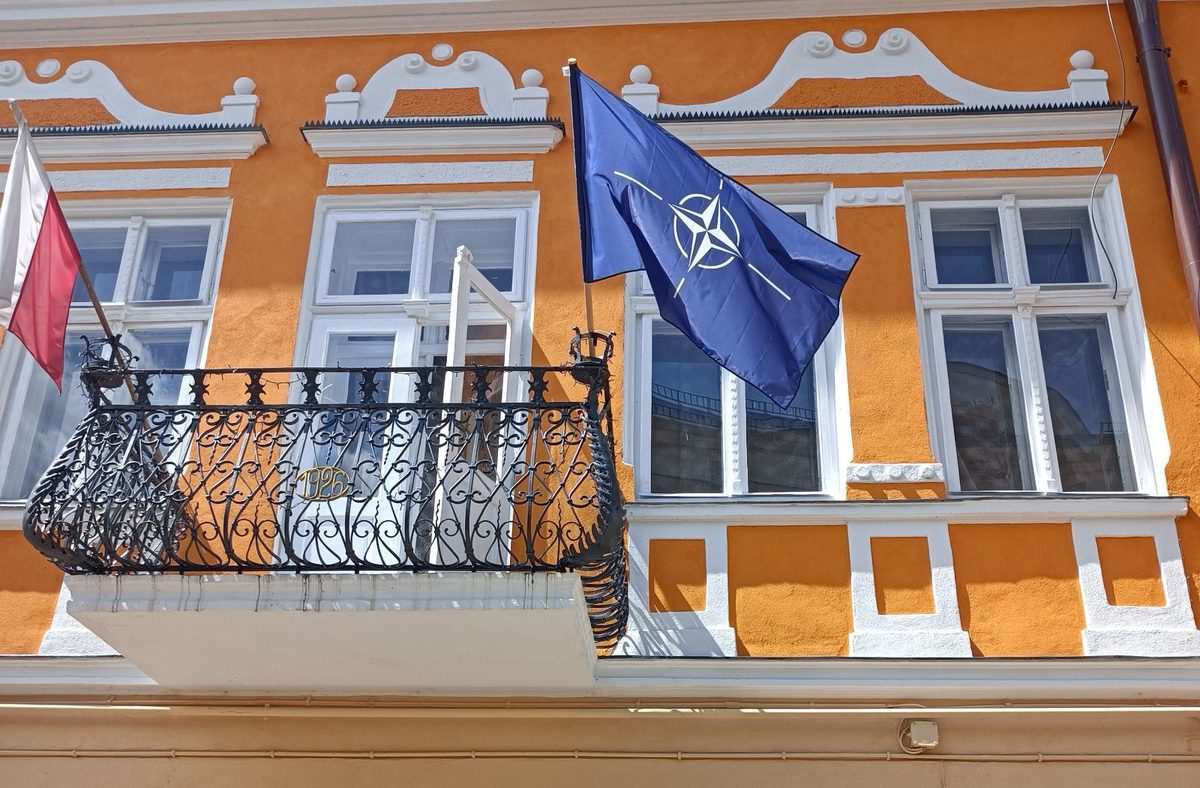 NATO-flagg utenfor hovedkvarteret